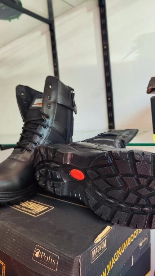 Bottes Magnum neuves, très solides, idéales pour travail ou sécurité.