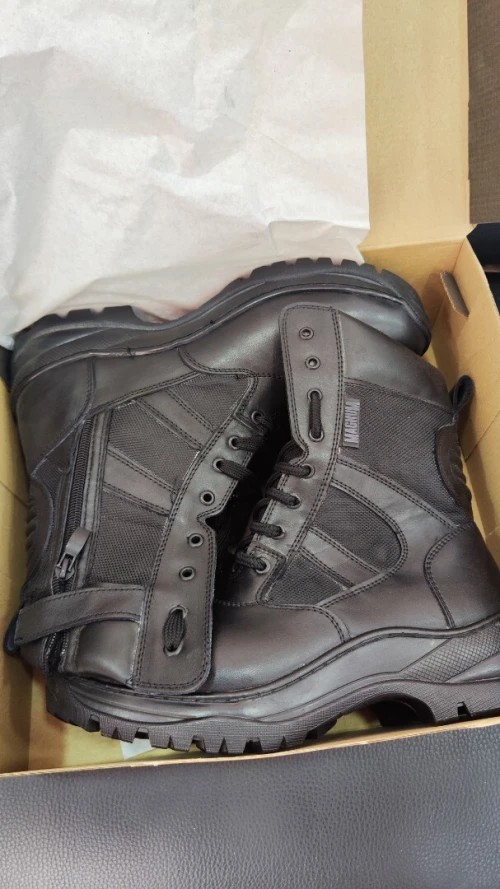 Bottes Magnum neuves, très solides, idéales pour travail ou sécurité.