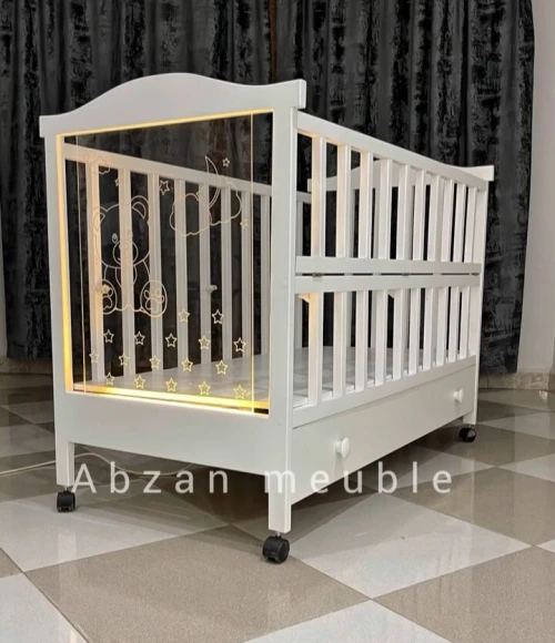 Lit bébé en bois rouge 