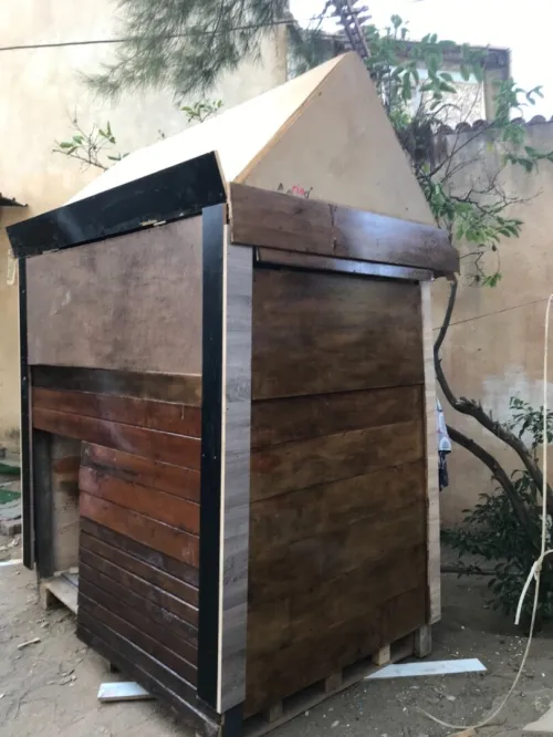 Kiosque on bois bon état 