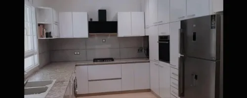 Des cuisines sur mesure en dure avec accessoires 