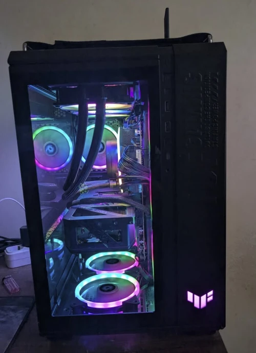 PC ULTRA GAMING R9 9950X/ROG STRIX X670E-E GAMING WIFI /ASUS ROG STRIX 5070TI 16GB/RAM 32GB DDR5