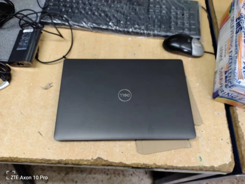 je met en vente un laptop Dell Latitude 5300 etat neuf ,avec chargeur d'origine 
