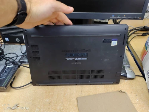 je met en vente un laptop Dell Latitude 5300 etat neuf ,avec chargeur d'origine 