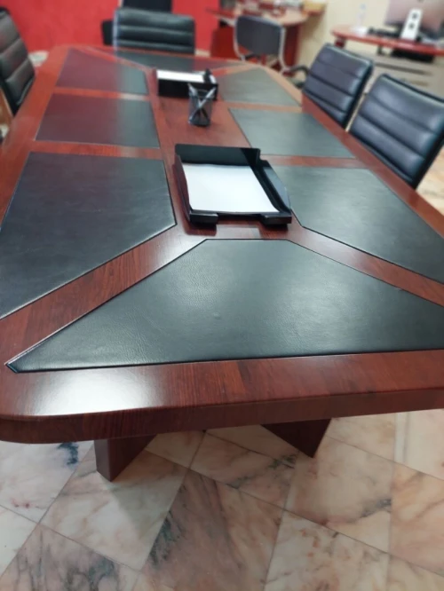 Table de réunion avec 06 chaises
