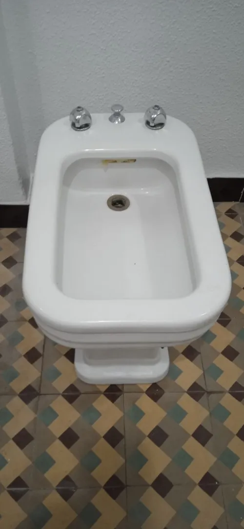 vend bidet.