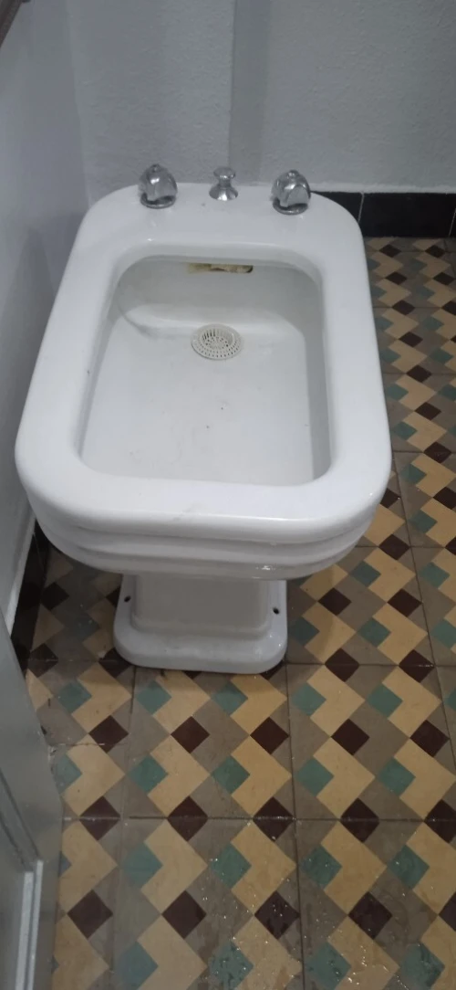 vend bidet.