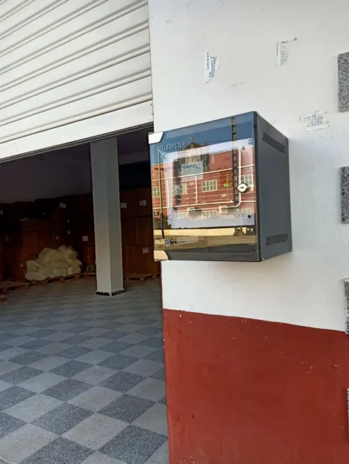 caméra de surveillance et système d'alarme