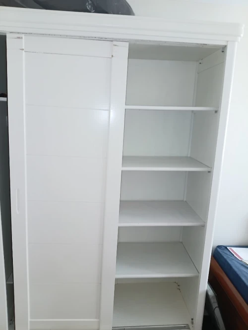 Armoire blanche avec portes à vendre