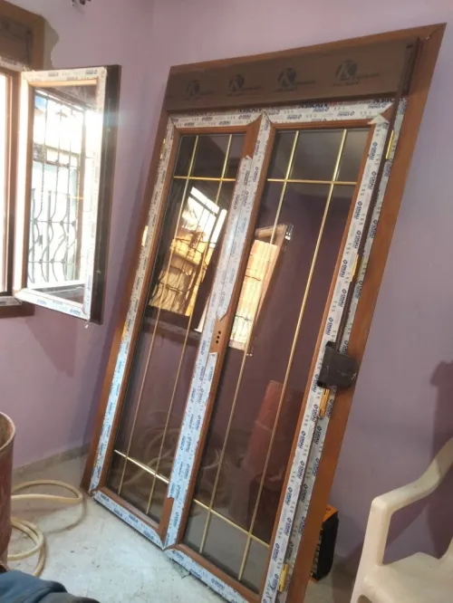 Porte fenêtre 1,20/2,20  Double vitrage plein gaz,   avec motif doré, accessoires doré, plus rideau couleur marron   بورط فوناتر 1,20/2,20 موتيف دوري مع اكسسوار دوري ( بومال + باص ) مع ريدوا لون بني