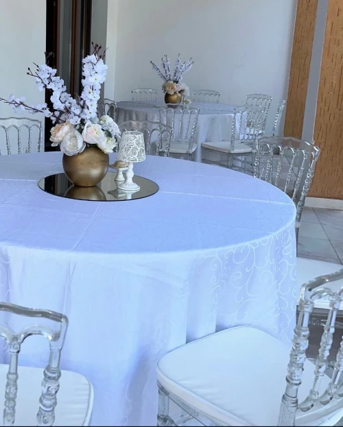 Chaises Napoléon transparentes + tables avec nappe