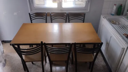 Une table en acier