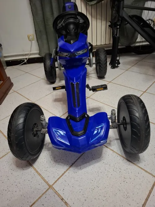 Voiture a pédales pour enfants