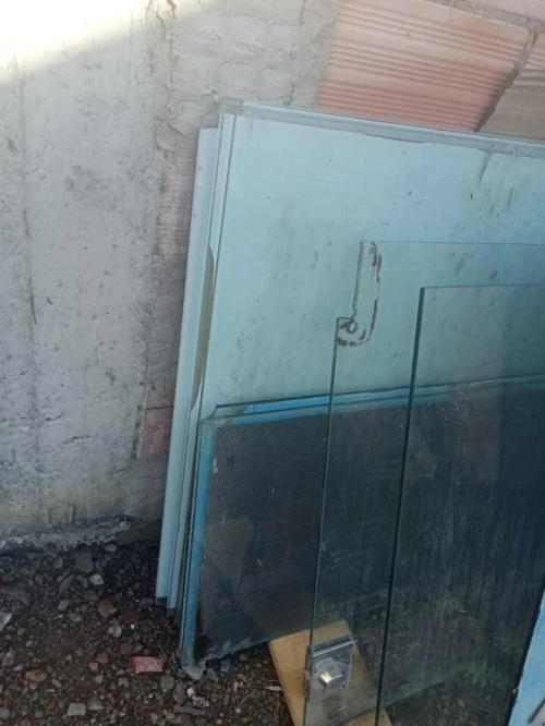 une vitrine en verre trempé pour exposition