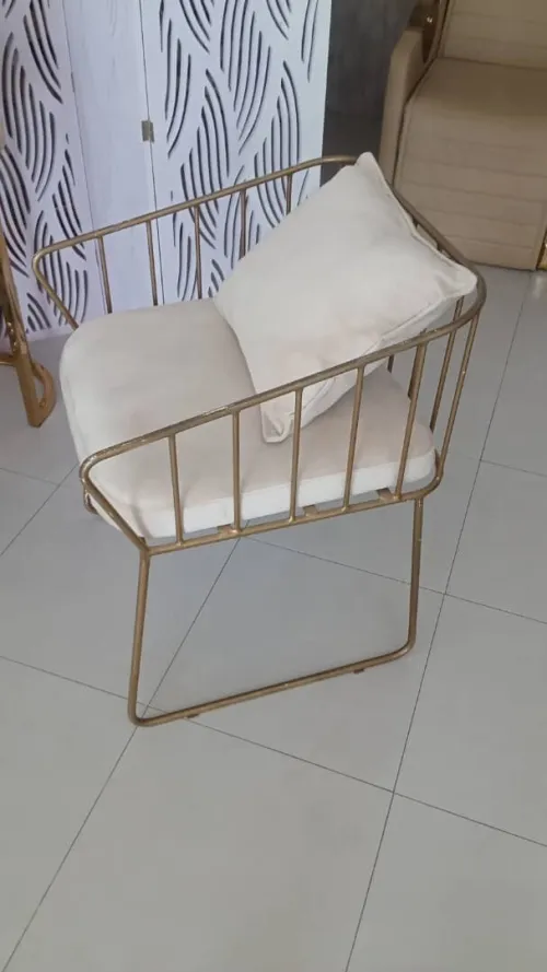 table d'onglerie avec chaise 