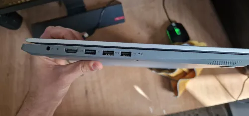 Lenovo ideapad ryzen 5 3500u 8gb 256 SSD 17 pouce