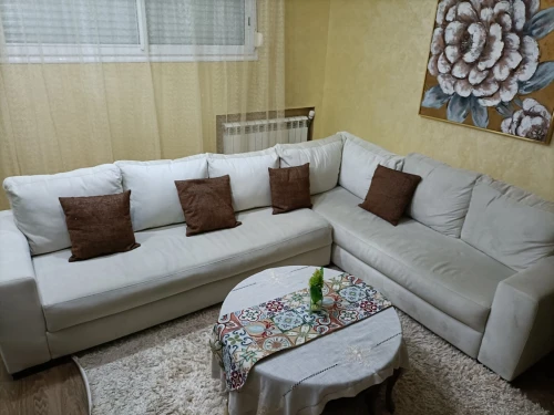 Salon 5 places avec deux pouffes