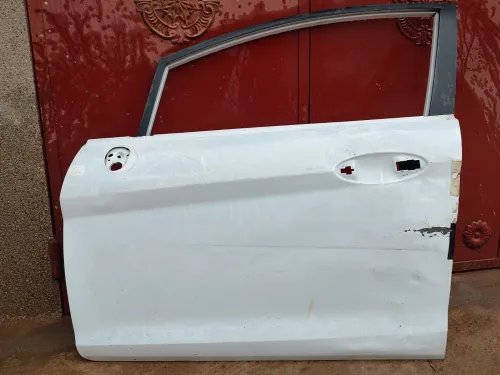 Porte avant et arrière côté chauffeur Ford Fiesta .couleur blanche
