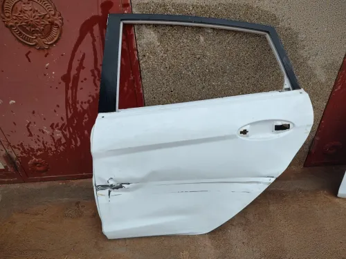 Porte avant et arrière côté chauffeur Ford Fiesta .couleur blanche