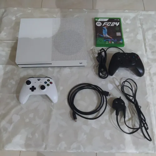 Xbox one s 1tb + 2 manettes + cd FC 24 