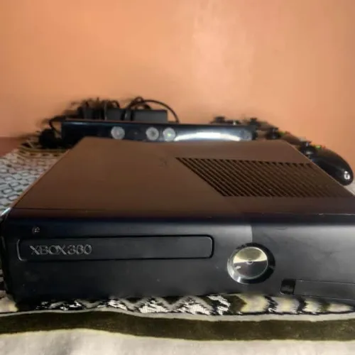 Xbox 360 slim avec Quinect 3 manette original