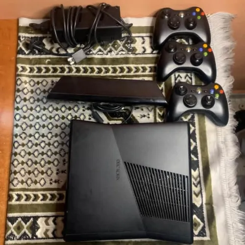 Xbox 360 slim avec Quinect 3 manette original