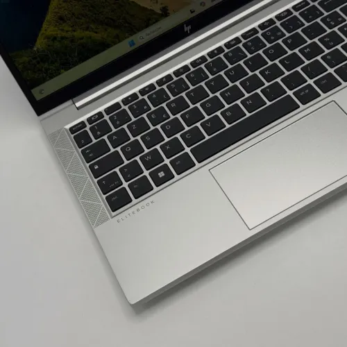 HP EliteBook 830 G8 / Intel Core i5 1145G7 / 16 Go / 256 Go SSD NVMe / 13.3 FHD