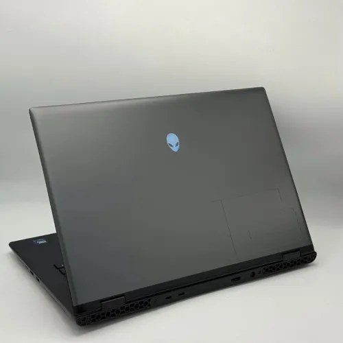 Dell Alienware M16 R2 / Ultra 7 155H / 32 Go / RTX 4070 / QHD+ 240Hz