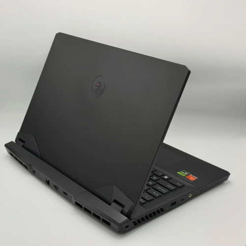 MSI Alpha 17 / Ryzen 9 7940HX / 16 Go DDR5 / RTX 4070 (140W) / QHD 240Hz
