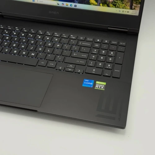 HP OMEN 16 / i7-13620H / RTX 4070 / 16 Go DDR4 / QHD 240Hz