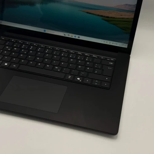 Microsoft Surface Laptop 7 / Ultra 7 165H / 16Go DDR5 / 512Go SSD NVMe / 13.8 QHD 120hz