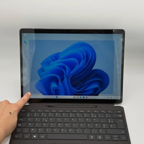 Microsoft Surface Pro 9 / i5-1245U / 16Go DDR5 / 256Go SSD / 13 Tactile