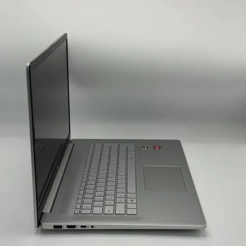 HP LAPTOP 17 / RYZEN 5 7520U / 16Go DDR5 / 512SSD / 17.3 FHD