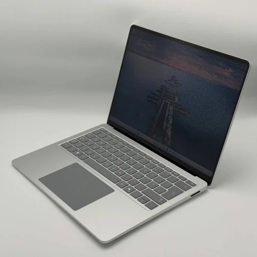 Microsoft Surface Laptop 7 / Snapdragon X Plus / 16 Go DDR5X / 256 Go SSD / 13.4 QHD 120Hz Tactile