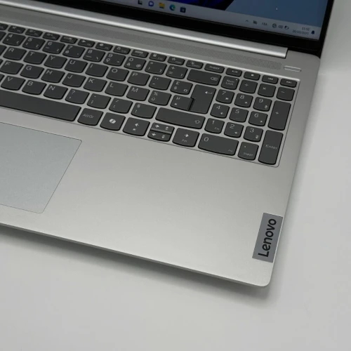 LENOVO IDEAPAD SLIM 5 / RYZEN 7 8840Hs /  AMD RADEON 780M UP TO 8Go / 32Go DDR5 / 1To SSD / 16 FHD+