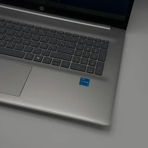 HP Laptop 17 / i3-N305 / 8 Go DDR5 / 256 Go SSD / 17.3