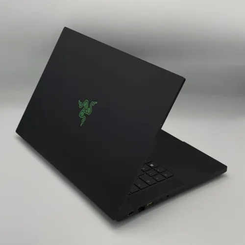 Razer Blade 15 / i7-10750H / 16 Go / RTX 2070 Max-Q / 144Hz