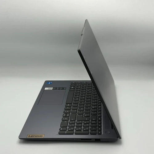 Lenovo IdeaPad Slim 3 / i5-13420H / 8 Go DDR5 / 512 Go SSD / 15.6 FHD