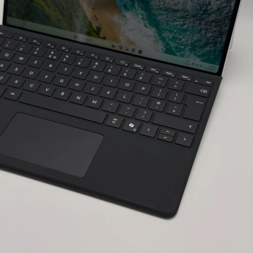 Microsoft Surface Pro 10 for Business / Ultra 7 165U / 16 Go DDR5 / 256 Go SSD / PixelSense 120Hz