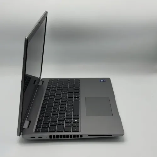 Dell Precision 3590 / Ultra 5 125U / 32 Go DDR5 / 512 Go SSD / 15.6 FHD