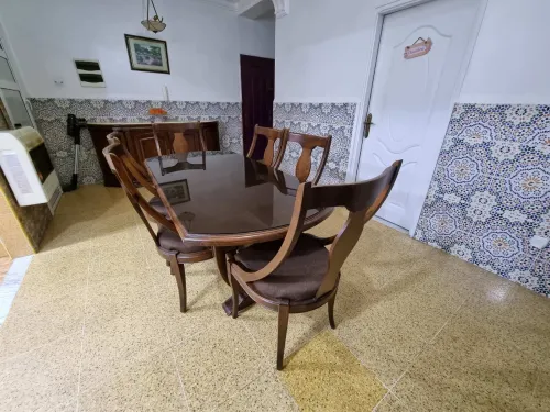 Table à manger et bahut 