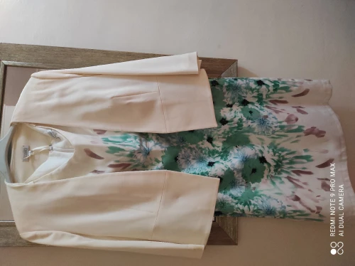 Enssemble'robe et veste' trés chic