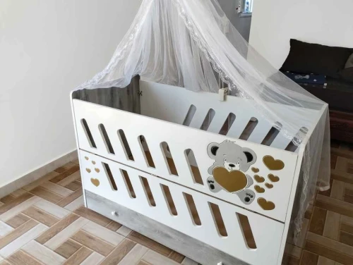 Lit bébé / Berceau avec moustiquaire