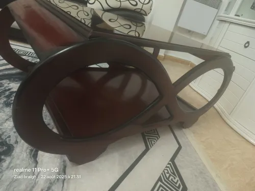 table en bois avec miroir 