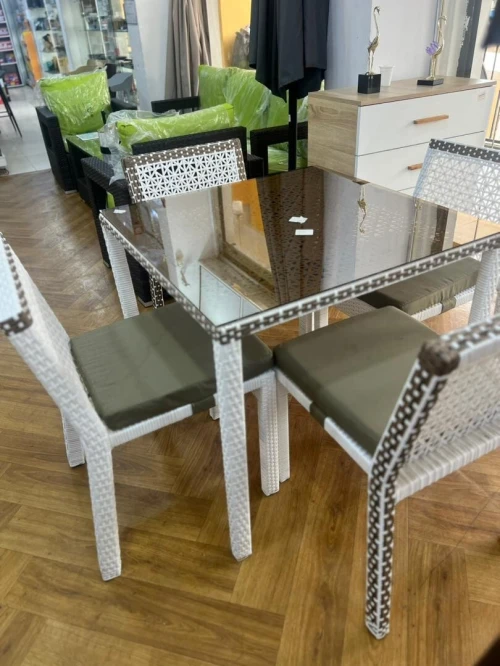 TABLE DE JARDIN EN ROUTIN AVEC 04 CHAISES EN ALUMINUIM