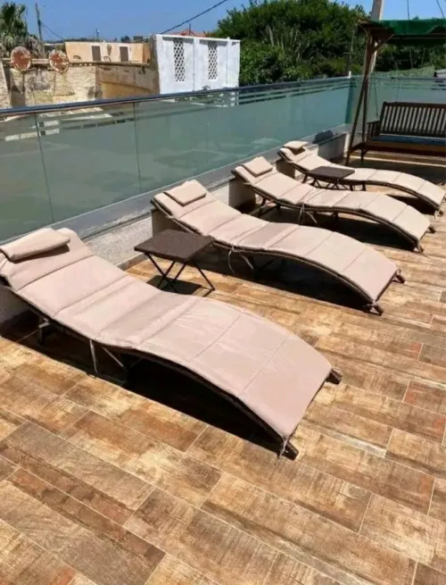 DEUX CHAISE LONG AVEC TABLE BASSE IMPORTATION MALAISIE 