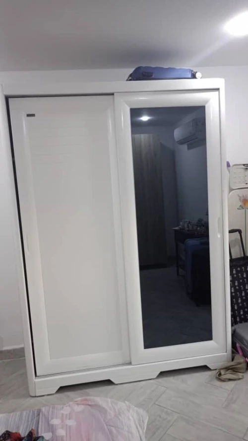 Chambre d'enfant et armoire