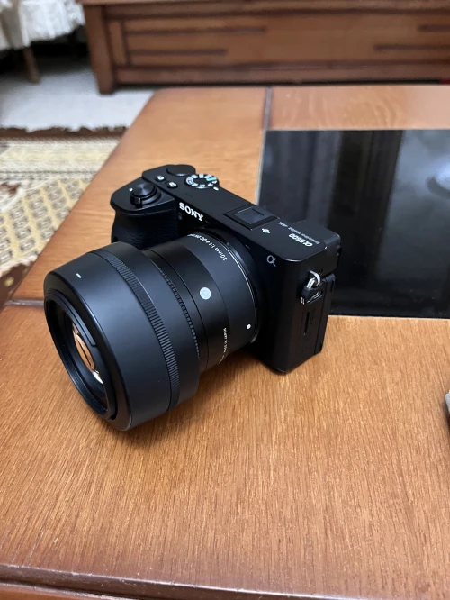Sony a6600 + objectif sigma 30mm f 1.4 + 2 batteries