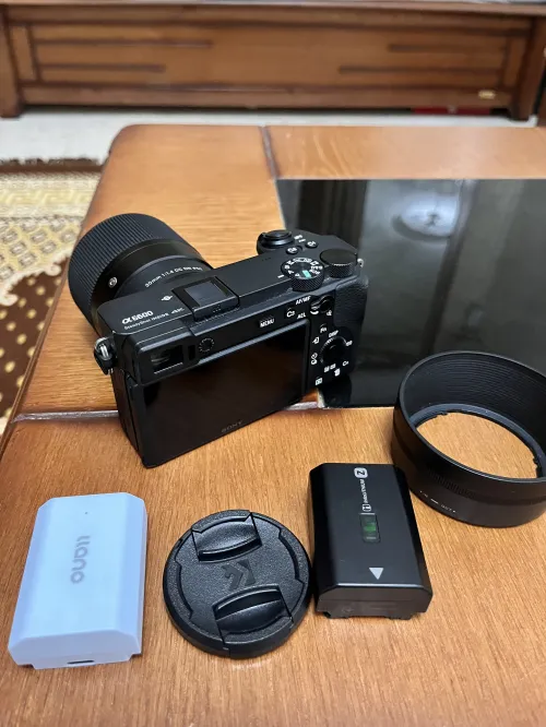 Sony a6600 + objectif sigma 30mm f 1.4 + 2 batteries