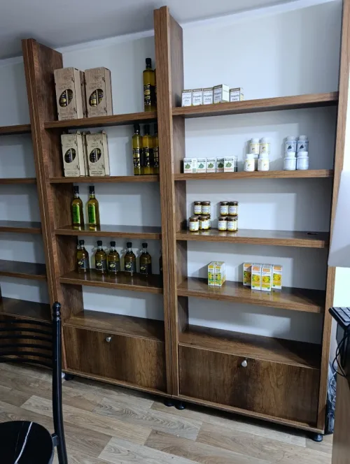 Étagères magasin avec frigo